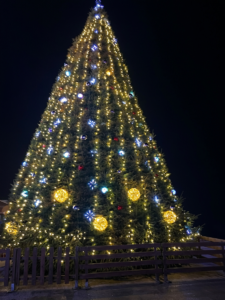 Le sapin géant du village de noël de Barcarès