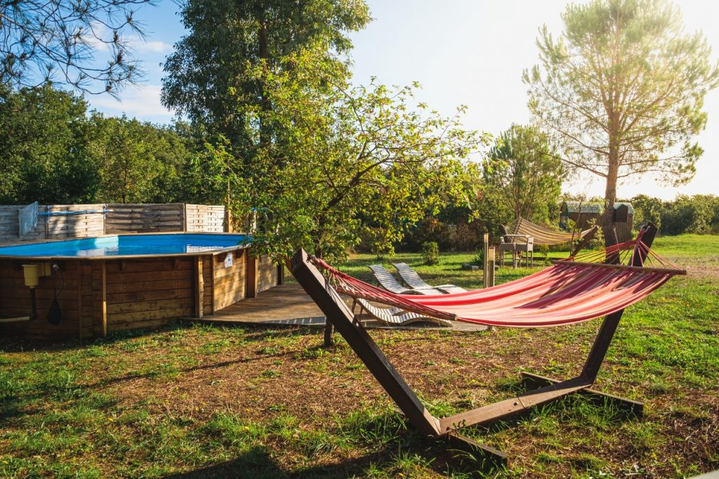 Hamac et piscine du Domaine Pedra llampada dans le sud de la France au cœur de la nature