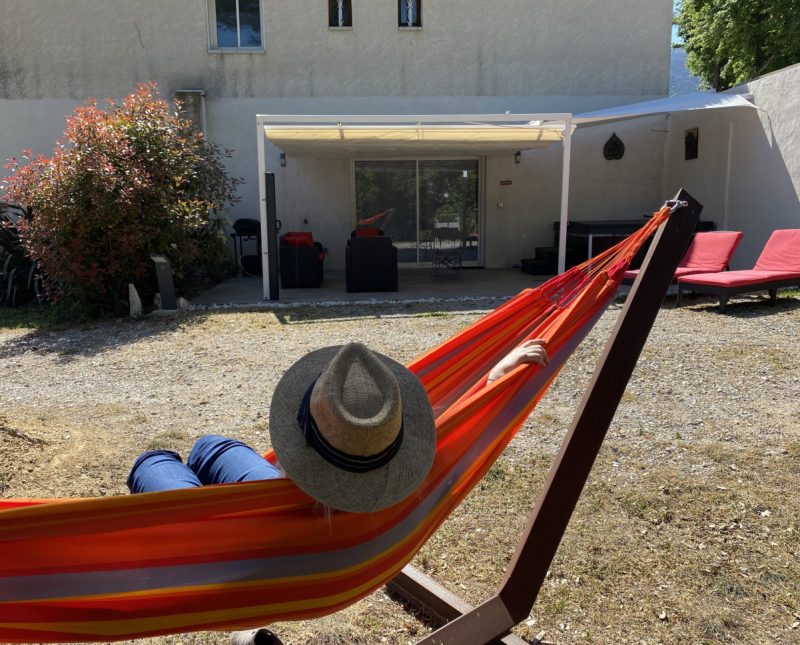 Quel bonheur de se détendre dans le hamac de votre gîte cerise