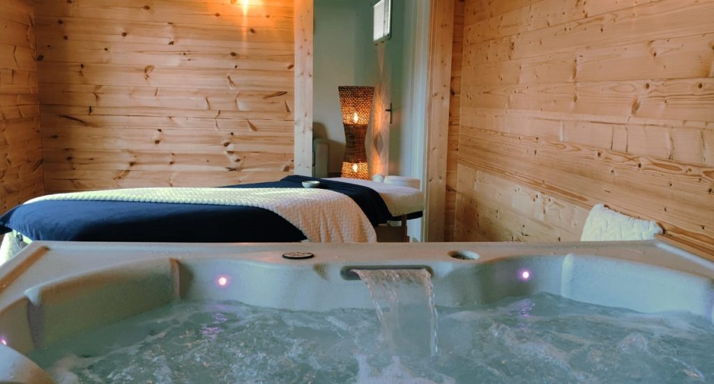 Massage 4 Joanostra au Domaine stone lamp