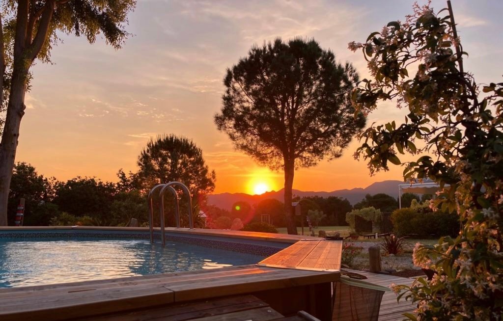 Lever de soleil sur la piscine du Domaine Pedra Llampada