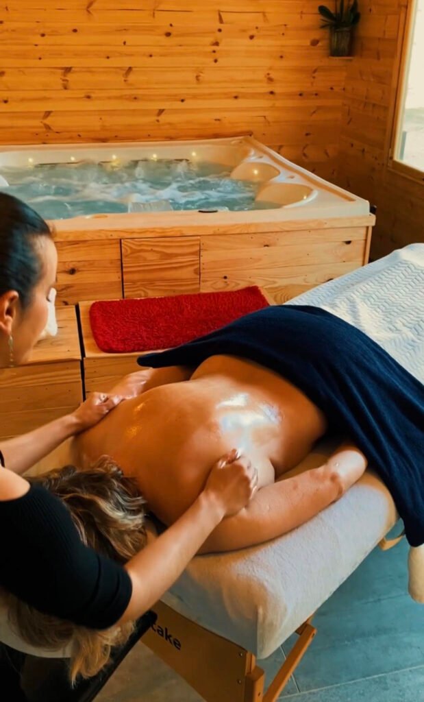 Séance de massages bien-être avec une praticienne massant le dos d’une personne